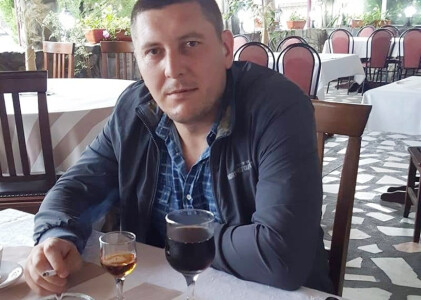 „Vino, fă, cu mine, că te omor!” O femeie din Bacău a fost luată din faţa ...